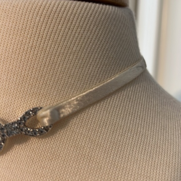 Gorgeous Ellen Tracey ivory velvet choker necklace. Just beautiful! Never worn - Picture 2 of 5